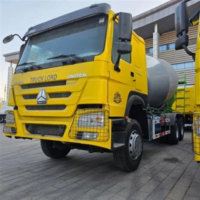 Truk Pengaduk Beton Lokasi Kerja